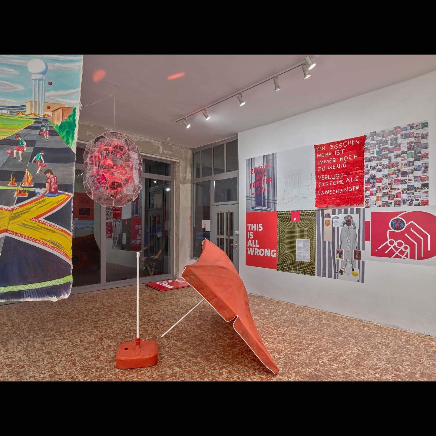 «Die Zukunft der SPD #2» — Installationsansicht mit großformatigem Wandbild und Lichtobjekt
