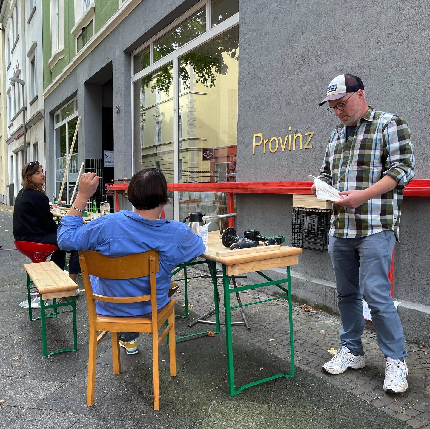 «Die Zukunft der SPD #2» — Aufbau: Künstler*innen am Biertisch vor dem Provinz Showroom