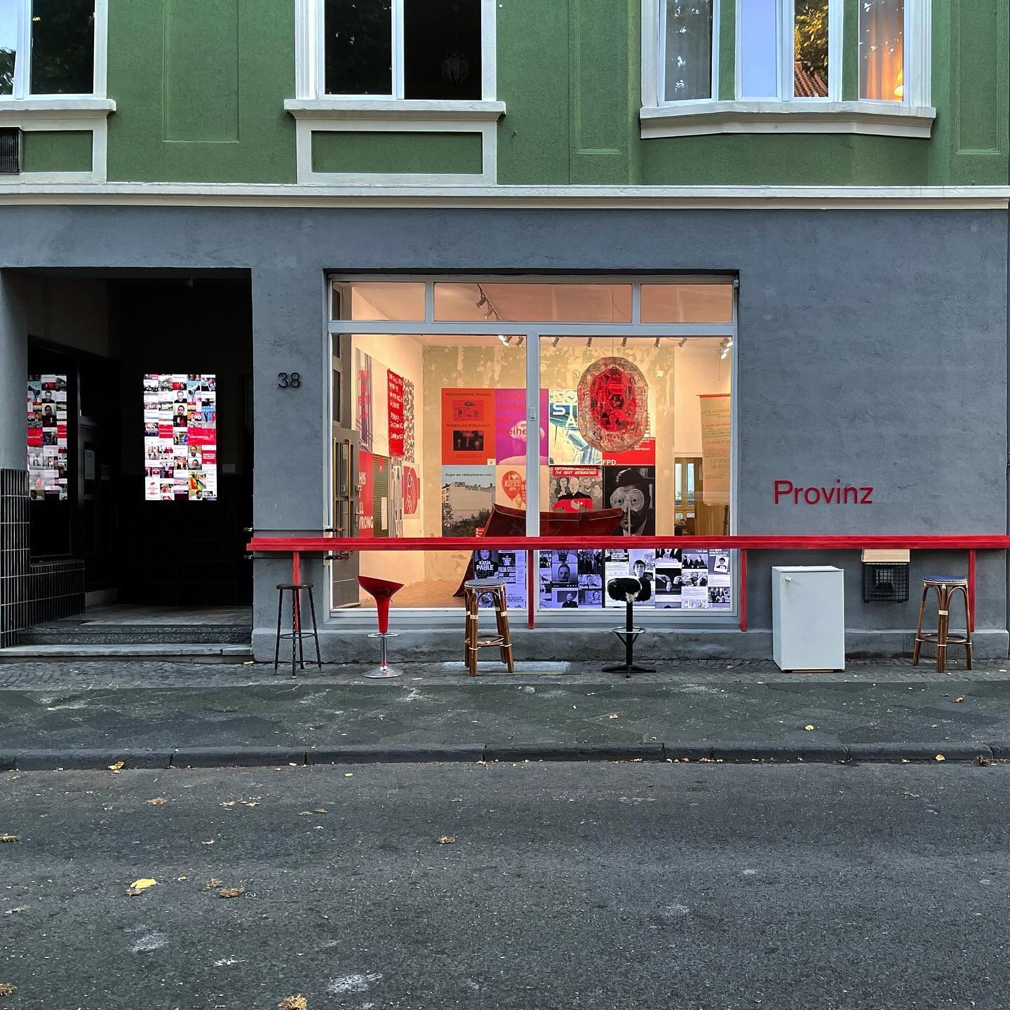 «Die Zukunft der SPD #2» — Schaufensteransicht bei Dämmerung mit Barhockern