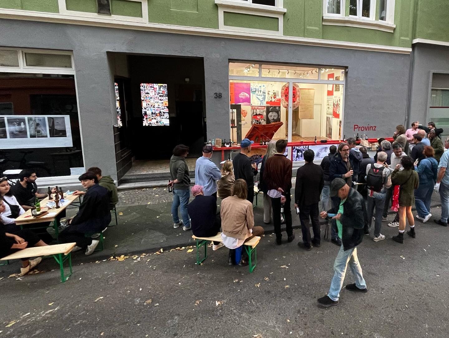 «Die Zukunft der SPD #2» — Eröffnung: Besucher*innen vor dem Provinz Showroom