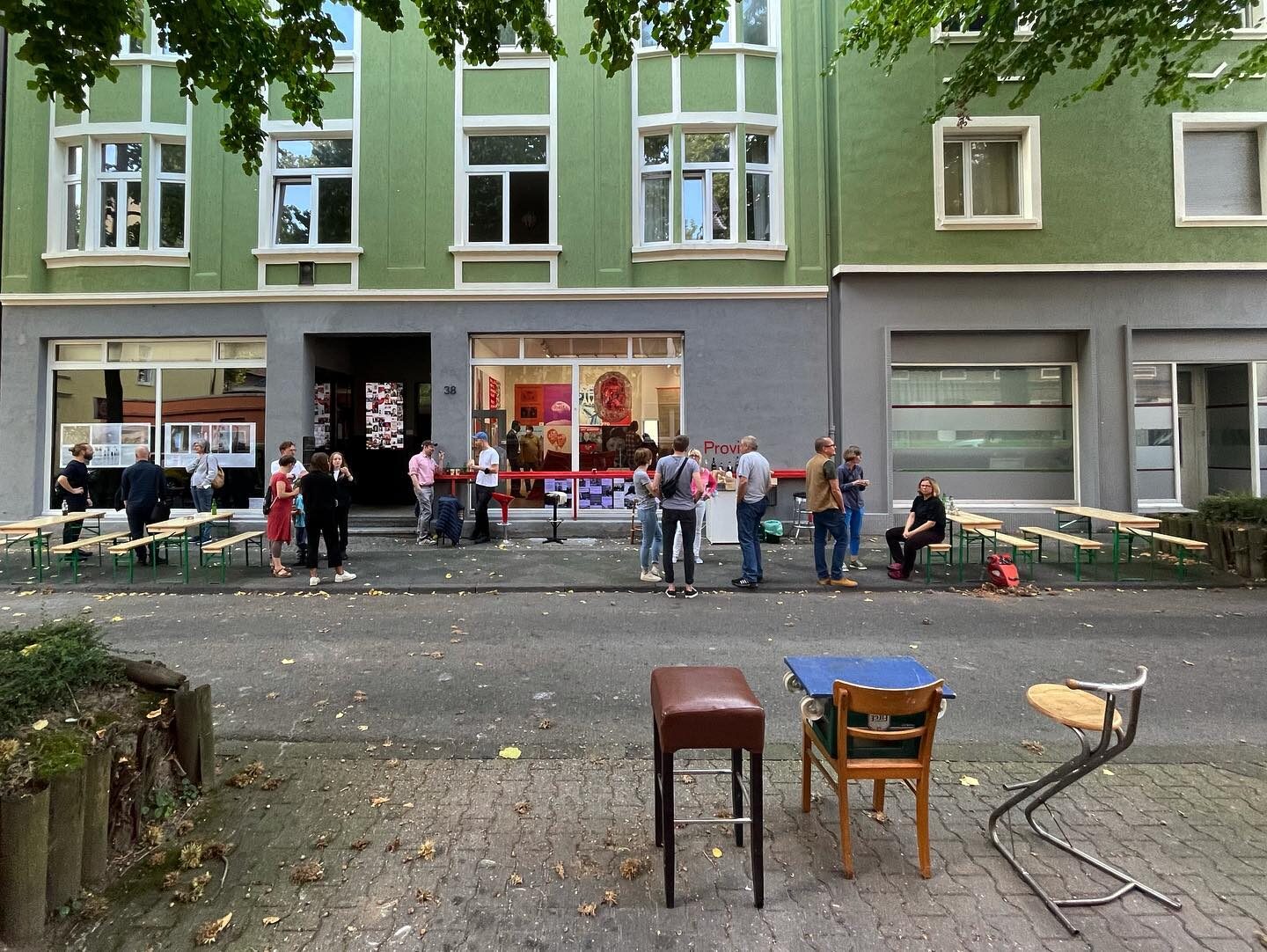 «Die Zukunft der SPD #2» — Eröffnung: Außenansicht mit Biertischgarnituren und Publikum