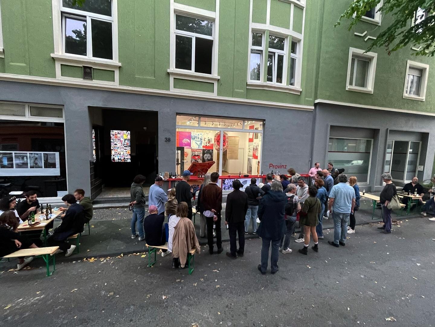 «Die Zukunft der SPD #2» — Eröffnung: Publikum vor dem Schaufenster, Vogelperspektive
