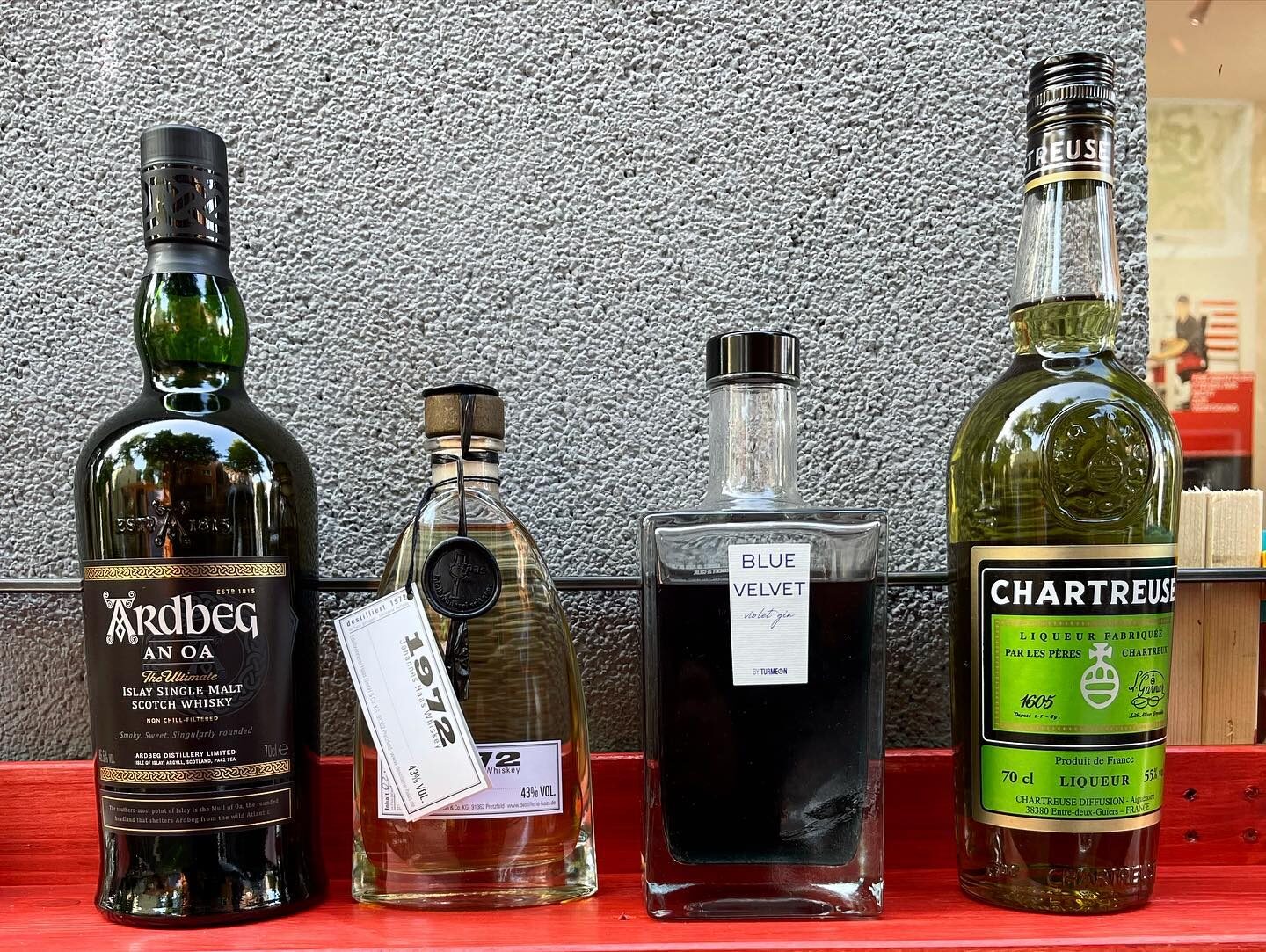 «Die Zukunft der SPD #2» — Bar-Stillleben: Ardbeg An Oa, 1972 Whiskey, Blue Velvet Violet Gin und Chartreuse