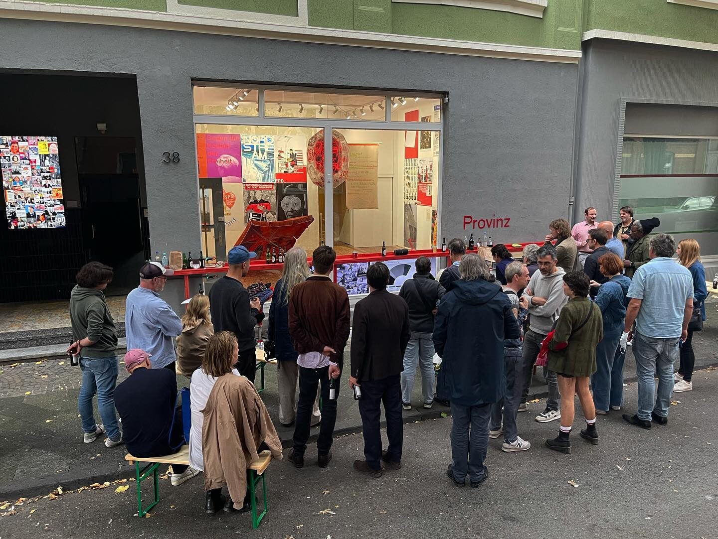 «Die Zukunft der SPD #2» — Eröffnung: Publikum vor dem Schaufenster mit Lichtobjekt