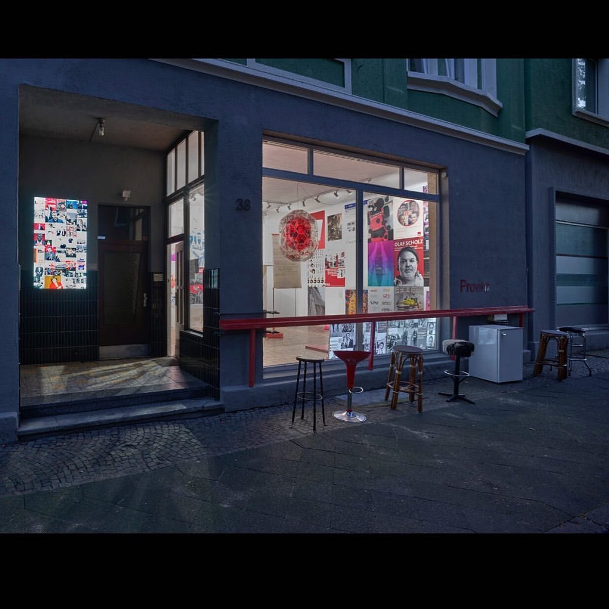 «Die Zukunft der SPD #2» — Schaufensteransicht bei Nacht, Provinz Showroom, Schmechtingstraße 38