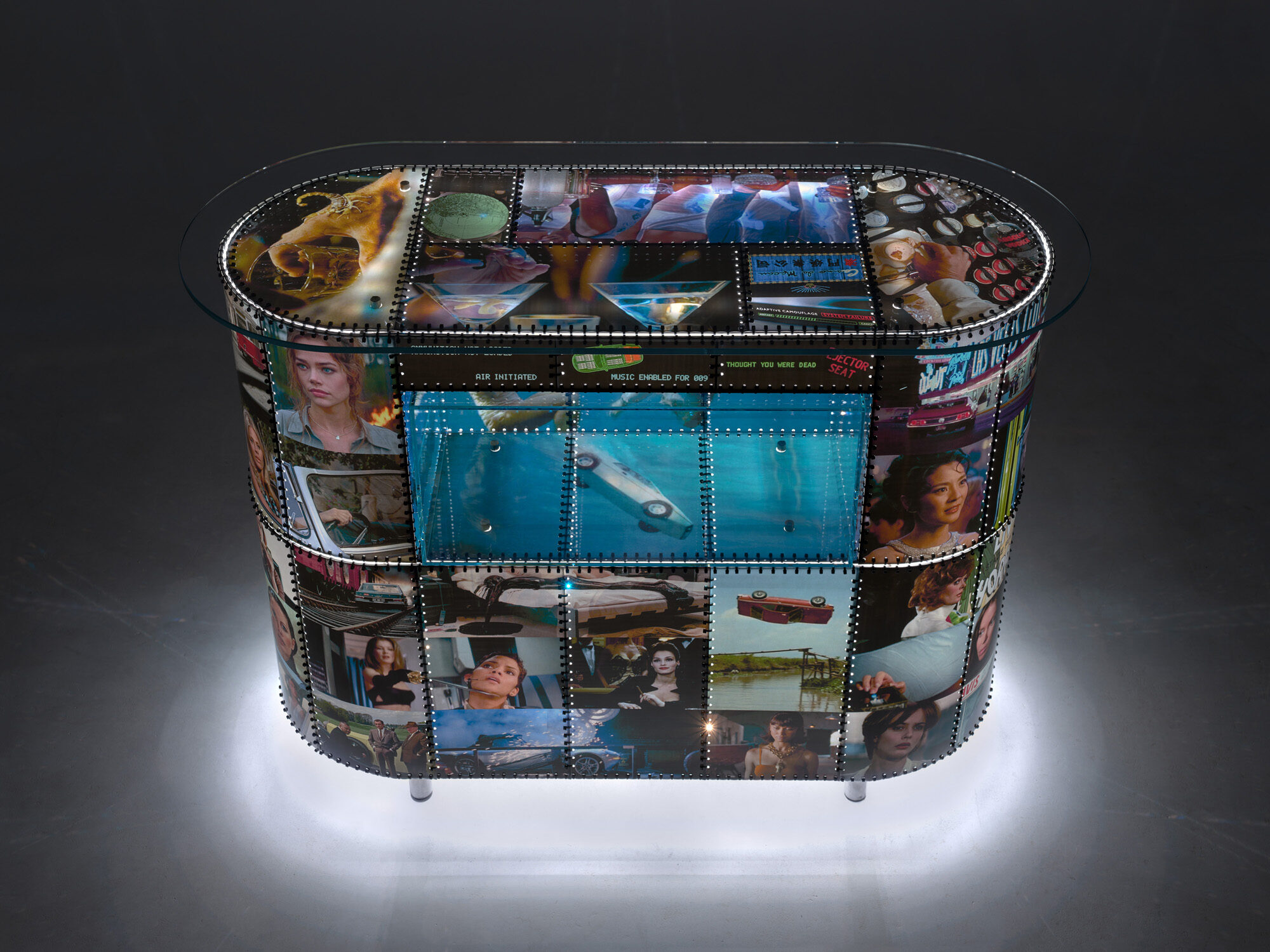 «Bond Bar» — Bartresen frontal, Glasplatte mit Fotocollage, LED-Beleuchtung