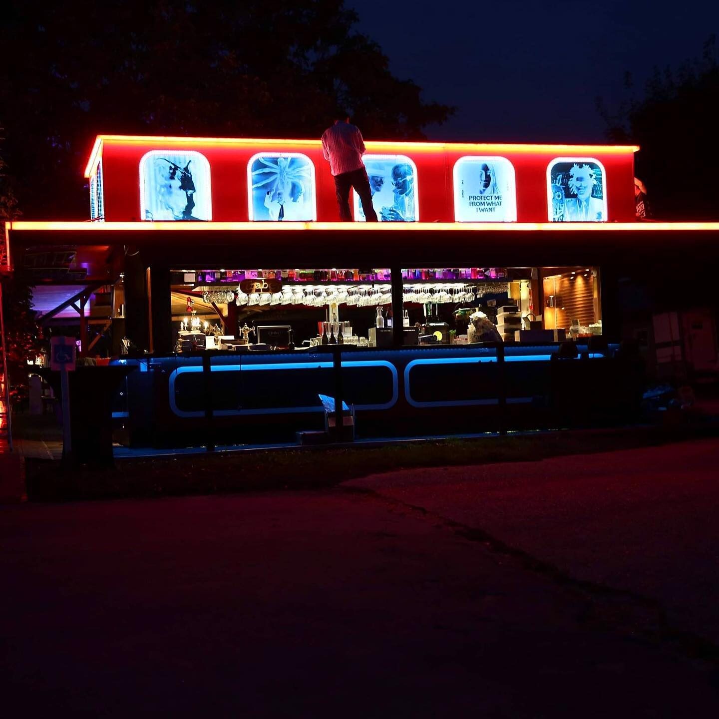 «Kirmeswagen» — Frontalansicht bei Nacht mit beleuchteter Bartheke und LED-Streifen