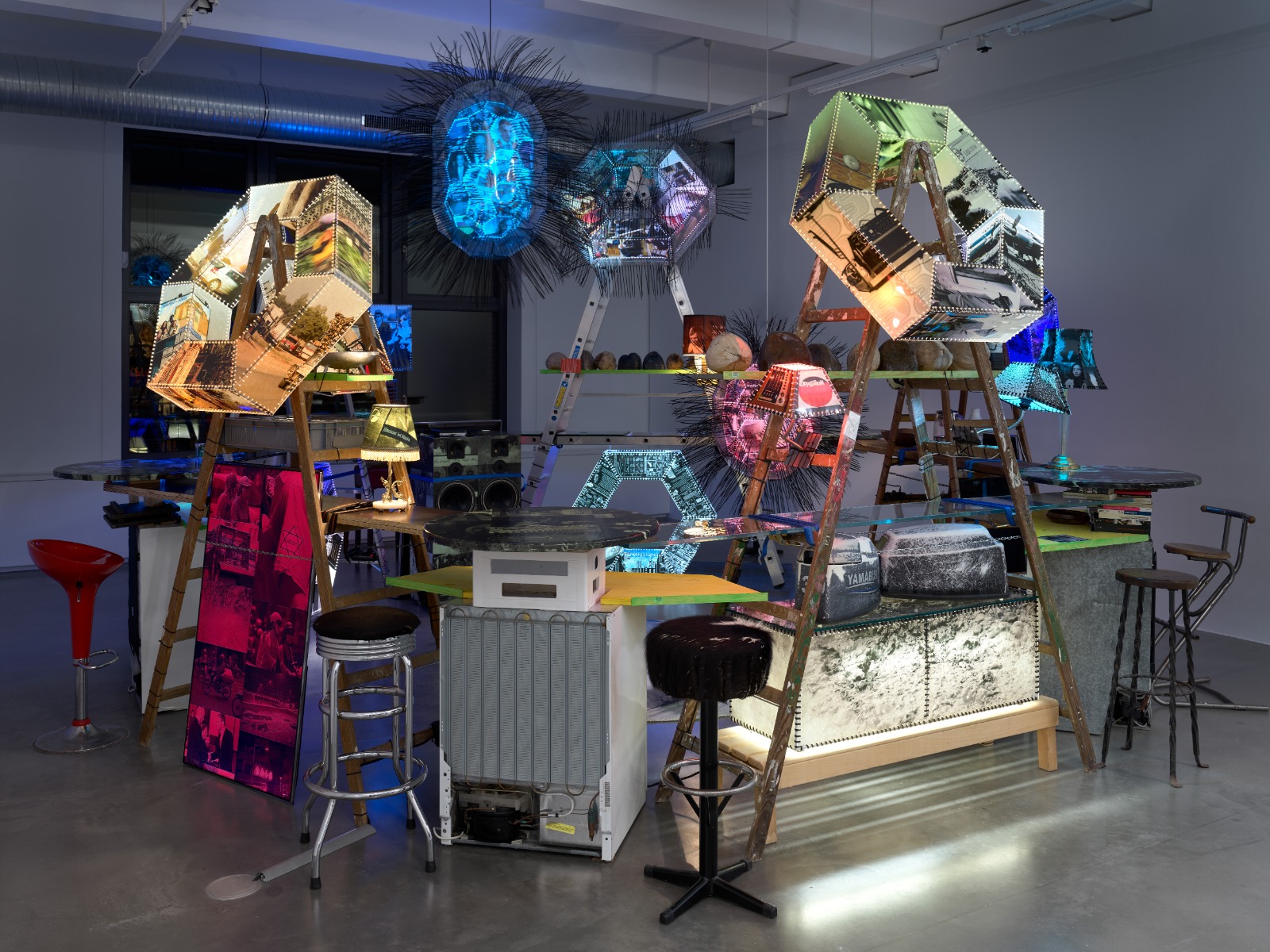 Bar-Installation mit Leuchtobjekten, Barmöbeln und Fotocollage-Paneelen