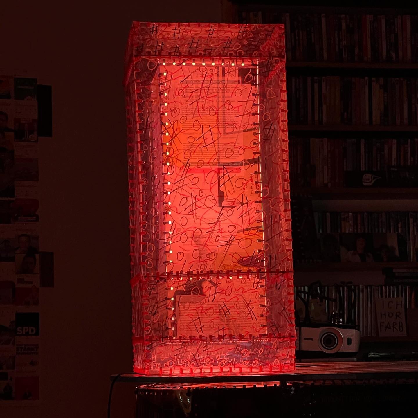 Lichtkubus rot — beleuchtete Folienarbeit