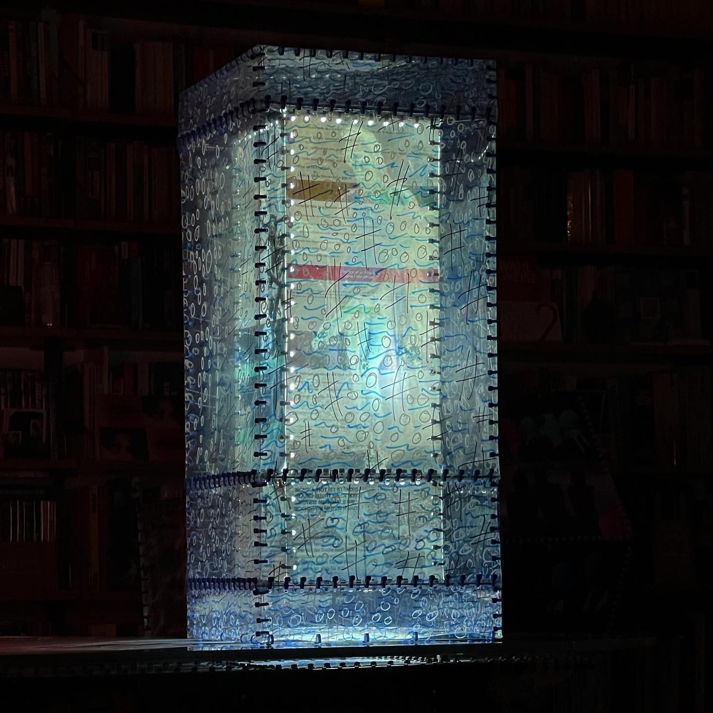 Lichtkubus blau — vor Bücherregal